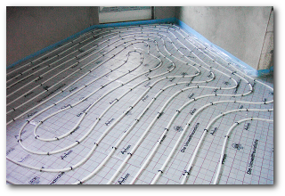 Kunststoffrohre einer Fußbodenheizung