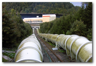 Ein Pumpspeicherkraftwerk speichert Energie